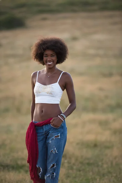 Jeune femme noire dans la nature — Photo