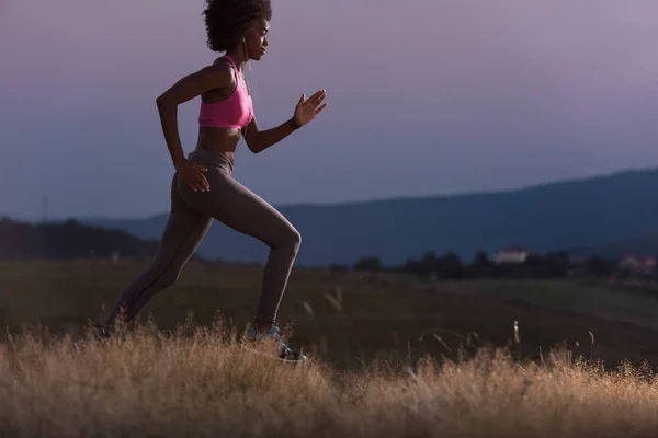 Giovane donna afro-americana che fa jogging nella natura — Foto Stock
