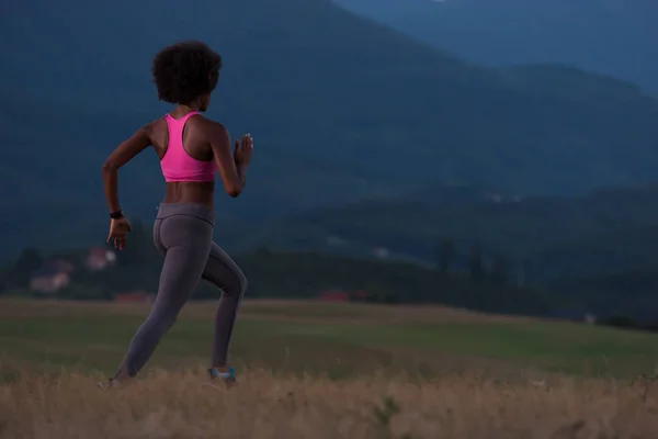 慢跑在自然中的年轻非洲裔美国老妇 — 图库照片
