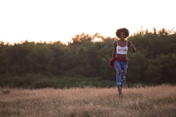 Joven mujer negra en la naturaleza — Foto de Stock