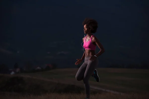 Jovem afro-americana jogging mulher na natureza — Fotografia de Stock
