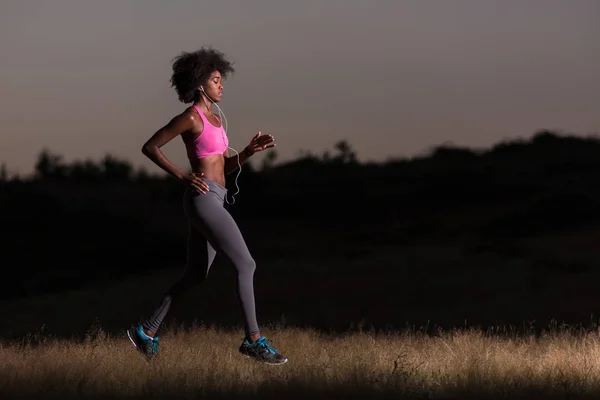 Mladé afroamerické ženy běhání v přírodě — Stock fotografie