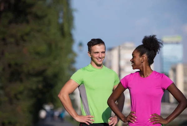 ジョギングのカップルを実行する準備ができている若い multietnic の肖像画 — ストック写真