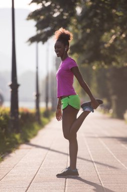 Siyah kadının ısınma ve germe yapması