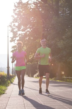 genç çok ırklı çift şehirde koşu