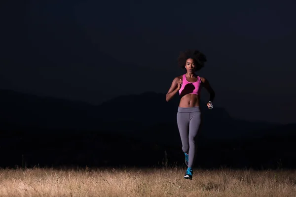 Unga afroamerikanska kvinnan jogging i naturen — Stockfoto
