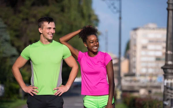 Porträtt av unga multietnic jogging par redo att köras — Stockfoto