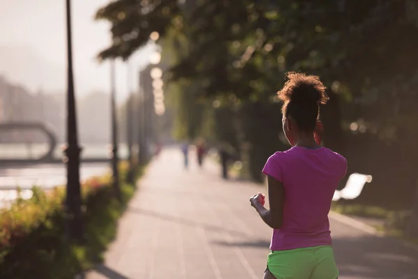 Fiatal afroamerikai jogging a nő portréja — Stock Fotó