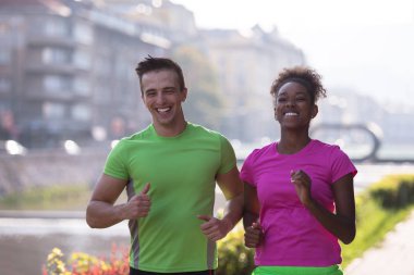 genç çok ırklı çift şehirde koşu