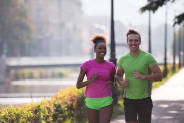 genç çok ırklı çift şehirde koşu