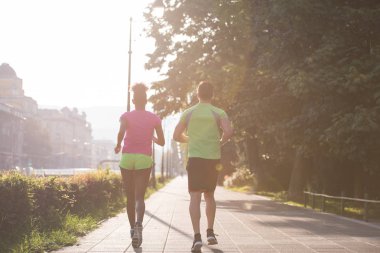 genç çok ırklı çift şehirde koşu