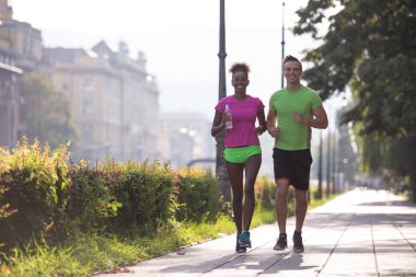 genç çok ırklı çift şehirde koşu