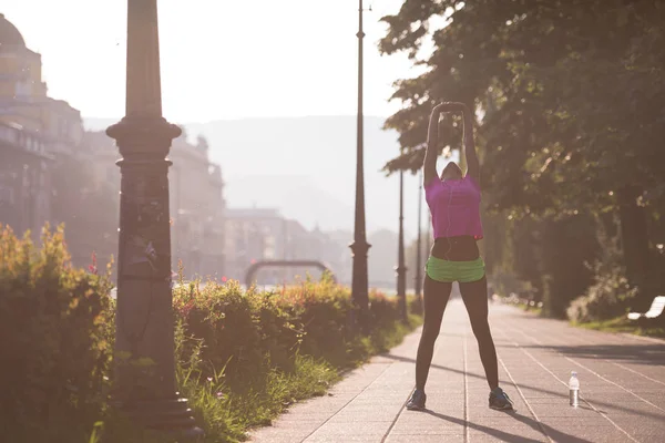 Negro mujer haciendo calentamiento y estiramiento —  Fotos de Stock