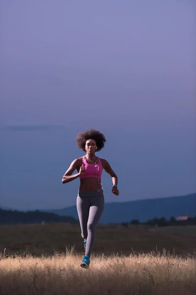 Fiatal afrikai-amerikai nő, futás természetű — Stock Fotó