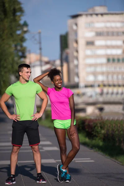 Ritratto della giovane coppia multietnica di jogging pronta a correre — Foto Stock