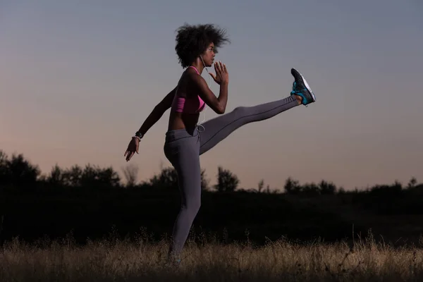 Nero donna sta facendo stretching esercizio rilassante e warm up — Foto Stock