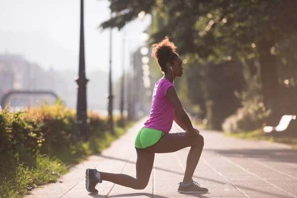 Black woman doing warming up and stretching — Stock Photo, Image