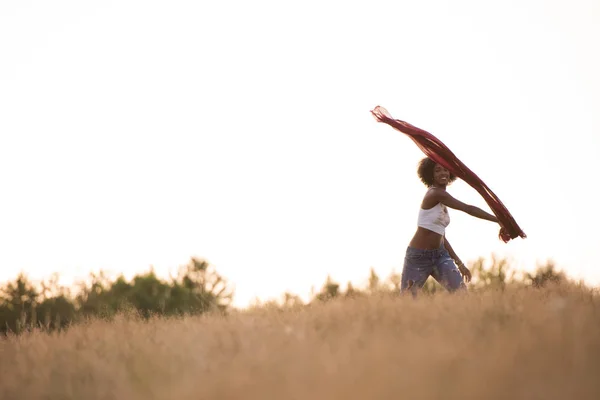 Черная девушка танцует на лугу — стоковое фото