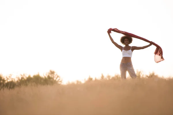Negro chica baila al aire libre en un prado — Foto de Stock