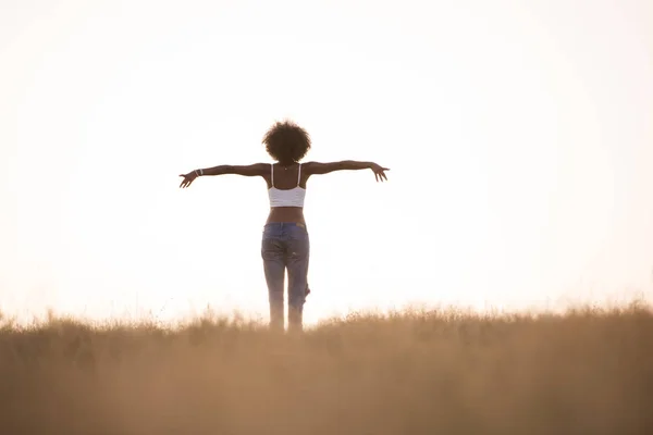 Joven negro chica baila al aire libre en un prado — Foto de Stock