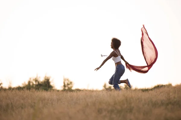 Menina negra dança ao ar livre em um prado — Fotografia de Stock