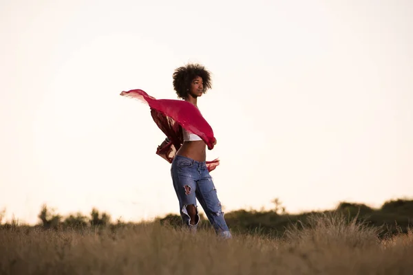 Černá dívka tance venku v louce — Stock fotografie