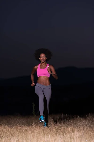 Giovane donna afro-americana che fa jogging nella natura — Foto Stock