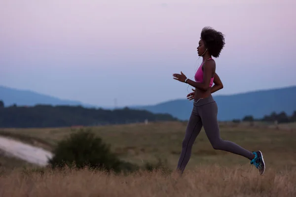 Giovane donna afro-americana che fa jogging nella natura — Foto Stock