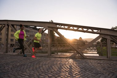 genç çok ırklı çift şehirde koşu