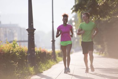 genç çok ırklı çift şehirde koşu