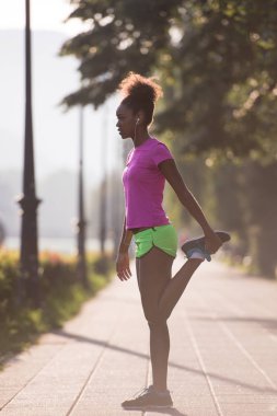 Siyah kadının ısınma ve germe yapması