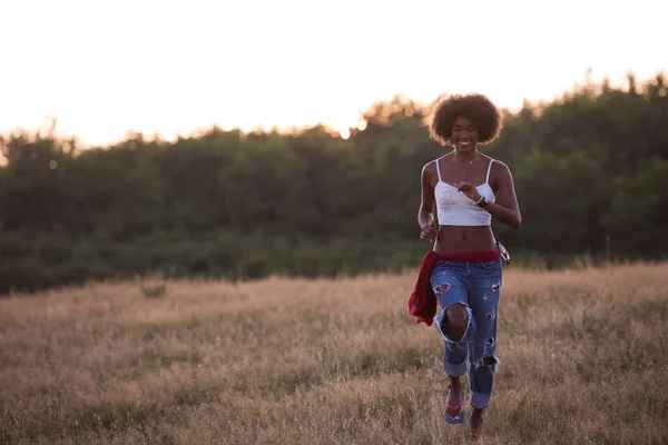 Joven mujer negra en la naturaleza —  Fotos de Stock