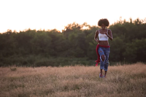 自然の中の若い黒人女性 — ストック写真