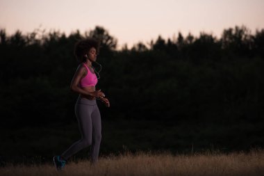 Doğada koşu genç Afro-Amerikan kadın