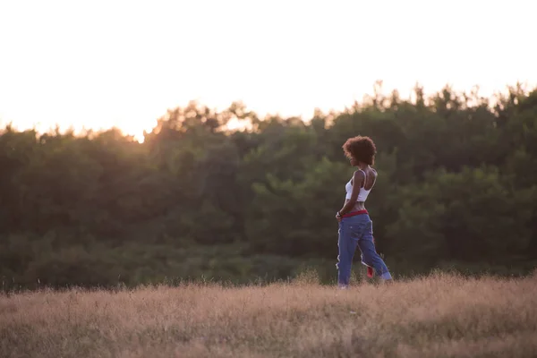 Joven mujer negra en la naturaleza — Foto de Stock