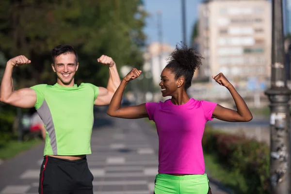 Porträtt av unga multietnic jogging par redo att köras — Stockfoto