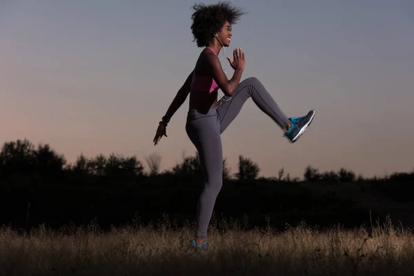 Černá žena dělá protahovací cvičení, relaxační a zahřívací — Stock fotografie