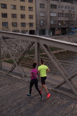 genç çok ırklı çift şehirde koşu