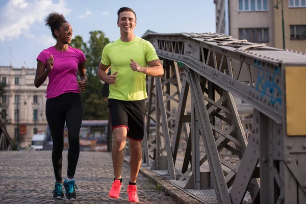 Jogging en couple multiethnique dans la ville — Photo