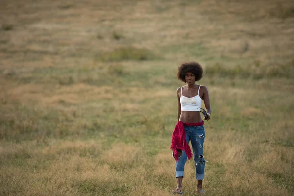 Fiatal fekete nő, a természetben — Stock Fotó