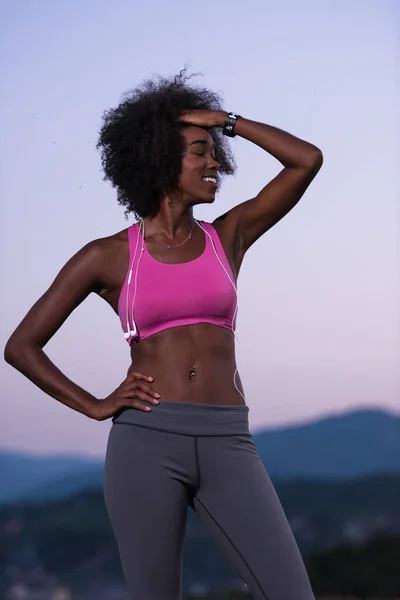 Retrato de mujer afroamericana corriendo en la naturaleza — Foto de Stock