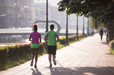 genç çok ırklı çift şehirde koşu