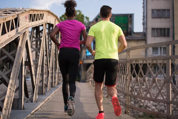 Wieloetniczny para joggingu w mieście — Zdjęcie stockowe