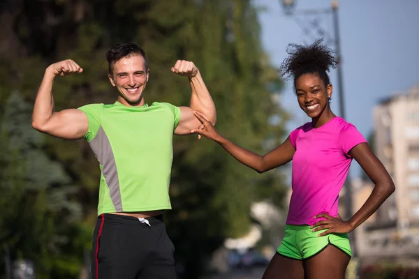 Retrato de jovem casal jogging multiétnico pronto para correr — Fotografia de Stock