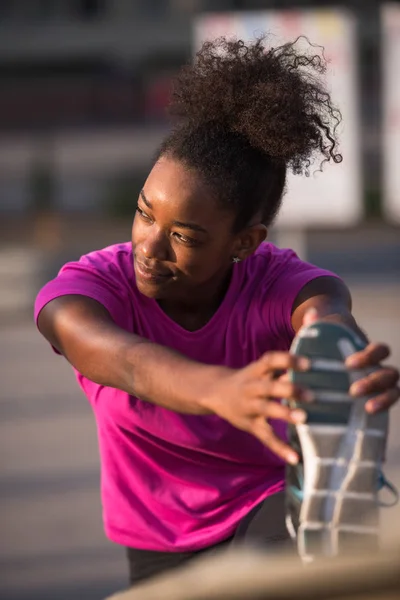 Mujer afroamericana haciendo calentamiento y estiramiento —  Fotos de Stock