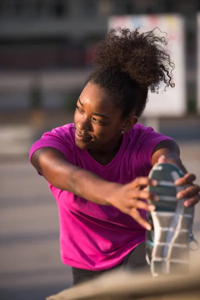 Joven Hermosa Mujer Afroamericana Haciendo Calentamiento Estiramiento Con Pierna Levantada —  Fotos de Stock