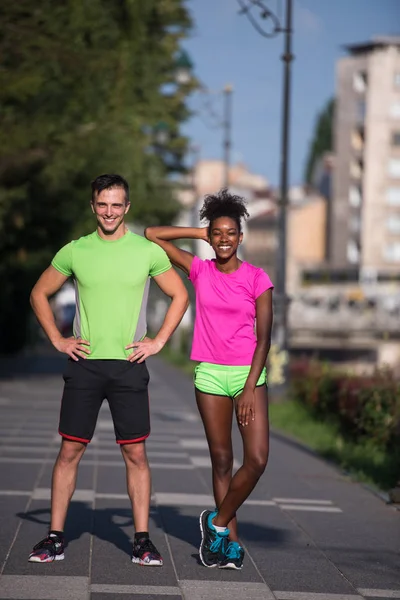 Retrato de jovem casal jogging multiétnico pronto para correr — Fotografia de Stock