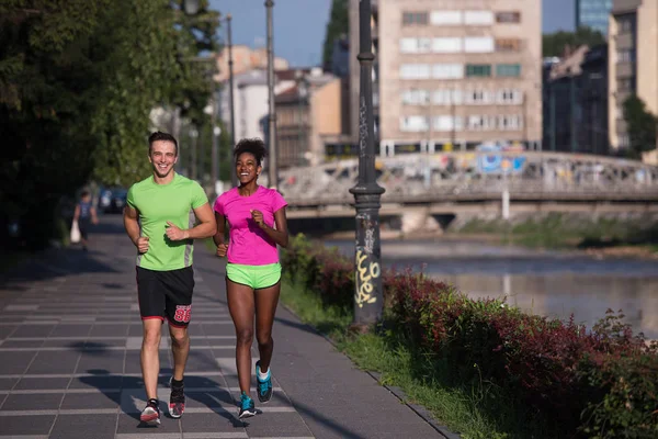 Sain Jeune Couple Multiethnique Jogging Dans Ville Par Une Journée — Photo