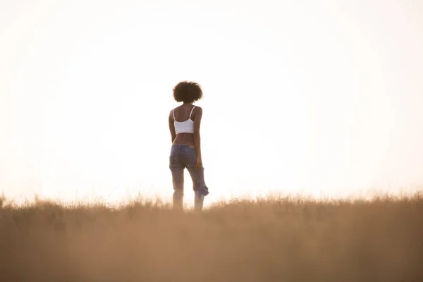 Joven negro chica baila al aire libre en un prado — Foto de Stock