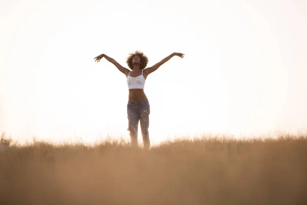 Açık havada bir çayırda genç zenci kız dansları — Stok fotoğraf